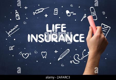 Dessin à la main l'inscription d'assurance-vie avec craie blanche sur tableau noir, concept médical Banque D'Images