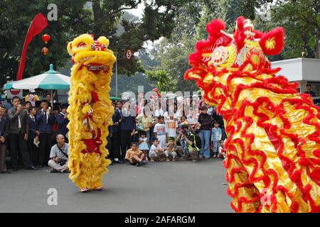 Spectacle de marionnettes de danse du Lion au festival du nouvel an chinois. Banque D'Images