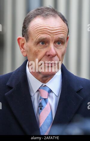 La journaliste britannique, chef correspondant Politique de BBC News et rédacteur politique adjoint, Norman Stuart Smith vu par Downing Street, Londres. Banque D'Images