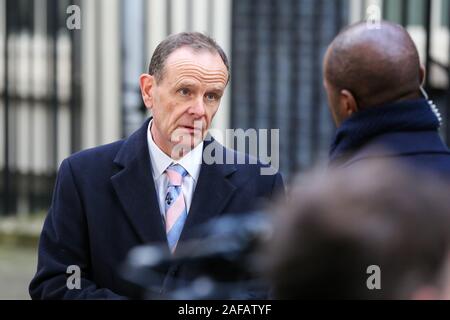 La journaliste britannique, chef correspondant Politique de BBC News et rédacteur politique adjoint, Norman Stuart Smith parle avec le présentateur de BBC News, Clive Myrie dans Downing Street, Londres. Banque D'Images