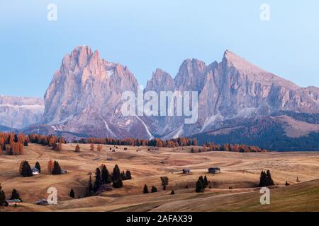 Mountain meadow house et Alpe di Siusi Alpe di Siusi ou à l'arrière-plan de montagnes Langkofel au coucher du soleil avec la Province de Bolzano, dans le Tyrol du Sud ne Banque D'Images