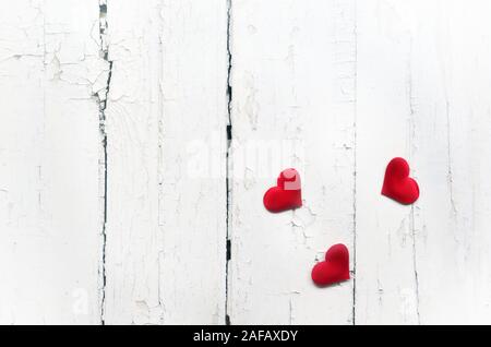 Fond de bois de la conception à la Saint-Valentin. Coeurs rouges décoratifs. Vue de dessus. Valentines Day concept. Banque D'Images