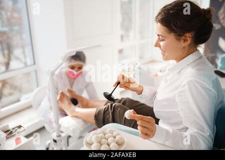 Femme avec champagne vous détendre dans un salon de beauté Banque D'Images