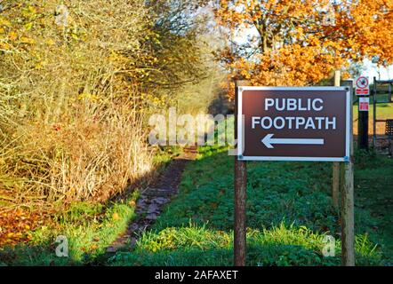 Vue d'un signe pour un sentier public menant à la rivière Yare sur les Norfolk Broads à Surlingham, Norfolk, Angleterre, Royaume-Uni, Europe. Banque D'Images