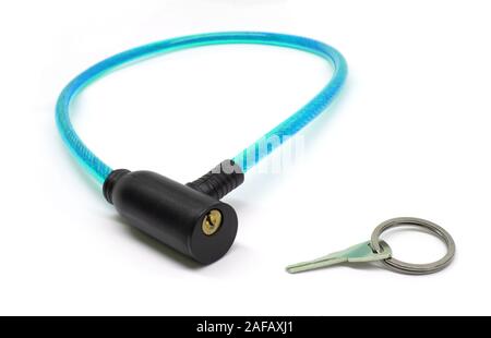 Serrure bleue pour vélo avec clé isolée sur fond blanc Banque D'Images