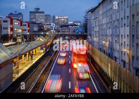 Essen, Ruhr, Rhénanie du Nord-Westphalie, Allemagne - camions et voitures de route sur l'autoroute A40 vers le centre-ville de Essen dans le trafic du soir. Esse Banque D'Images