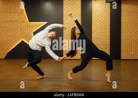 Partenaires de danse contemporaine, en couple en studio Banque D'Images
