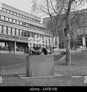 1987, Henry Moore sculpture au château de Civic Centre , dans le West Yorkshire, dans le nord de l'Angleterre, Royaume-Uni Banque D'Images