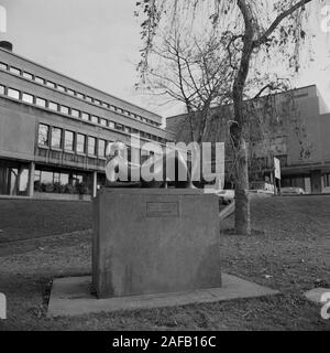 1987, Henry Moore sculpture au château de Civic Centre , dans le West Yorkshire, dans le nord de l'Angleterre, Royaume-Uni Banque D'Images