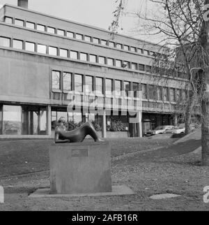 1987, Henry Moore sculpture au château de Civic Centre , dans le West Yorkshire, dans le nord de l'Angleterre, Royaume-Uni Banque D'Images