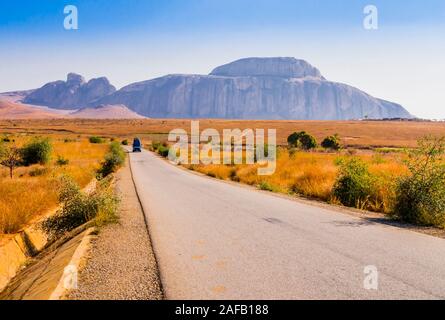 Madagascar, vue panoramique de la Route Nationale 7 (RN7), avec le chapeau de Cardinal en arrière-plan, la montagne de granit massif de l'Andringitra faisant partie de Banque D'Images