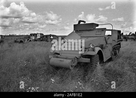 Seconde Guerre mondiale les véhicules militaires et les voitures de l'armée de la seconde Guerre mondiale jetés dans le paysage français.années 1960 Normandie France. 1967 HOMER SYKES Banque D'Images