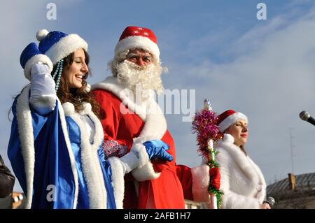 Cherkasy, Ukraine,30,Décembre 2012 : Le Père Noël avec une jeune fille de neige ont pris part au spectacle du Nouvel an à la place de la ville Banque D'Images