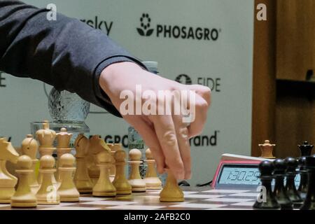 Jérusalem, Israël. 14 Décembre, 2019. MAXIME VACHIER LAGRAVE, 30 ans, de France, fait son premier pas contre Andreikin de la Russie, en Cycle 2, Jeu 1, de la dernière étape de la World Chess Championship au cycle du Centre Notre Dame de Jérusalem. Huit concurrents restent des 16 meilleurs grands maîtres qui ont commencé le tournoi dans leur lutte pour un prix de 800 000 euros, deux places dans le prochain tournoi des candidats et une chance d'affronter le Champion du Monde, Magnus Carlsen, dans le match de championnat 2020. Le tournoi a un format knock out avec 16 joueurs au départ. Pour gagner, un joueur Banque D'Images