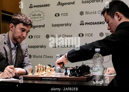 Jérusalem, Israël. 14 Décembre, 2019. SERGEY KARJAKIN (L), 29 ans, de la Russie en compétition avec WEI YI (R), 20 ans, de la Chine, lors de la ronde 2, Jeu 1, de la dernière étape de la World Chess Championship au cycle du Centre Notre Dame de Jérusalem. Huit concurrents restent des 16 meilleurs grands maîtres qui ont commencé le tournoi dans leur lutte pour un prix de 800 000 euros, deux places dans le prochain tournoi des candidats et une chance d'affronter le Champion du Monde, Magnus Carlsen, dans le match de championnat 2020. Le tournoi a un format knock out avec 16 joueurs au départ. Pour gagner, un joueur doit vaincre oppon Banque D'Images