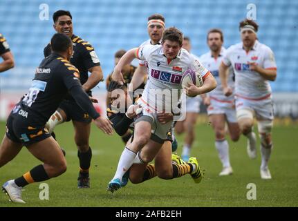 Des guêpes Marcus Watson s'attaque à Edinburgh Rugby's James Johnstone au cours de l'European Rugby Challenge Cup match trois au Ricoh Arena, Coventry. Banque D'Images