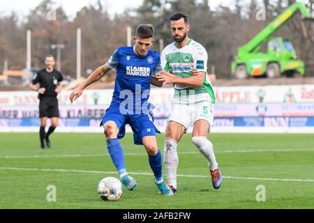 Marvin Wanitzek (KSC) en duels avec Mergim Mavraj (Fürth). GES/football/2ème Bundesliga : Karlsruher SC - Greuther Furth, 14.12.2019 Football/soccer : 2ème ligue : Karlsruhe vs Fuerth, Karlsruhe, Décembre 14, 2019 | dans le monde d'utilisation Banque D'Images