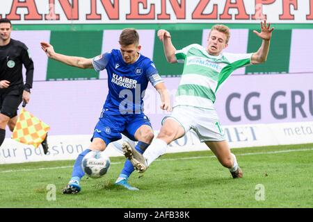 Marvin Wanitzek (KSC) en duel avec Sebastian Ernst (Fürth). GES/football/2ème Bundesliga : Karlsruher SC - Greuther Furth, 14.12.2019 Football/soccer : 2ème ligue : Karlsruhe vs Fuerth, Karlsruhe, Décembre 14, 2019 | dans le monde d'utilisation Banque D'Images