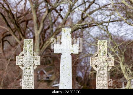 Trois croix en pierre, ornée de remorquage et un paysage d'hiver en plaine Banque D'Images
