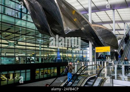 Escalier roulant, sculpture en métal Slip stream, terminal 2, aéroport de Heathrow, Grand Londres, Angleterre, Royaume-Uni Banque D'Images