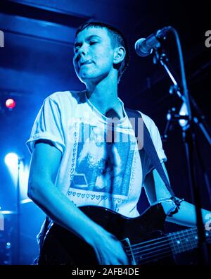 Copenhague, Danemark. 11, décembre 2019. L'Agence suédoise de noise rock band Rome n'est pas une ville effectue un concert live à Vega à Copenhague. Ici chanteur et guitariste Kajsa Poidnak est vu sur scène. (Photo crédit : Gonzales Photo - Nikolaj Bransholm). Banque D'Images