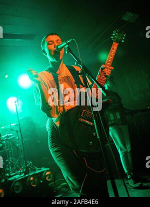 Copenhague, Danemark. 11, décembre 2019. L'Agence suédoise de noise rock band Rome n'est pas une ville effectue un concert live à Vega à Copenhague. Ici chanteur et guitariste Kajsa Poidnak est vu sur scène. (Photo crédit : Gonzales Photo - Nikolaj Bransholm). Banque D'Images