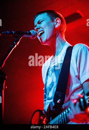 Copenhague, Danemark. 11, décembre 2019. L'Agence suédoise de noise rock band Rome n'est pas une ville effectue un concert live à Vega à Copenhague. Ici chanteur et guitariste Kajsa Poidnak est vu sur scène. (Photo crédit : Gonzales Photo - Nikolaj Bransholm). Banque D'Images