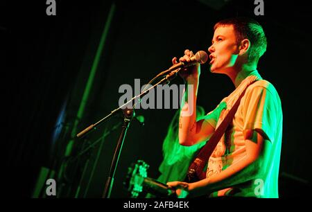 Copenhague, Danemark. 11, décembre 2019. L'Agence suédoise de noise rock band Rome n'est pas une ville effectue un concert live à Vega à Copenhague. Ici chanteur et guitariste Kajsa Poidnak est vu sur scène. (Photo crédit : Gonzales Photo - Nikolaj Bransholm). Banque D'Images