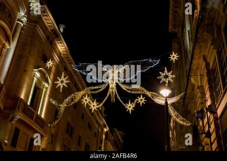Vacances de Noël street Angels illuminent la nuit, les rues du West End de Londres, Londres, Angleterre, Royaume-Uni Banque D'Images
