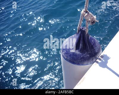 Vue depuis le bateau de vagues de la mer avec un soleil éclatant et à l'évasement liée du fret par-dessus bord. La Turquie, la mer Méditerranée, à Kemer. Pour les agences de voyage un Banque D'Images