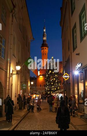 Tallinn, Estonie - janvier 02, 2016 : la Place de l'Hôtel de Ville à Tallinn dans l'époque de Noël, Raekoja plats, Tallinn, Estonie Banque D'Images