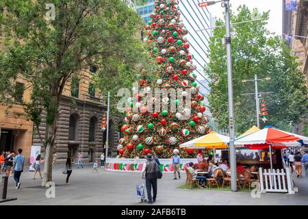 Sydney Noël, sapin de noël géant érigé à Martin Place dans le centre-ville de Sydney, Australie Banque D'Images