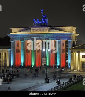 Am Brandenburger Tor Pariser Platz, Berlin, Deutschland, Europa, illuminiert zum Fête des Lumières 2009 Banque D'Images