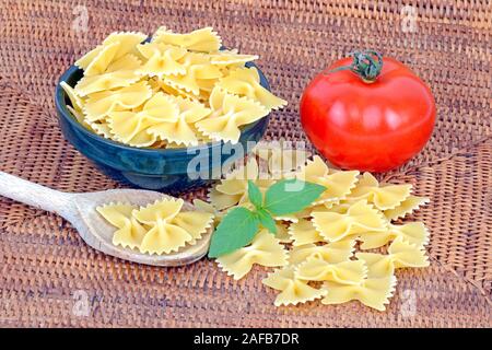 La Pasta, Farfalle, Teigwaren , Nudeln, tomate, Basilikum Banque D'Images