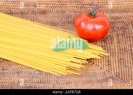 La Pâtes, spaghetti, spaghettini, Teigwaren , Nudeln, tomate, Basilikum Banque D'Images