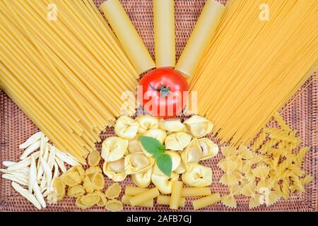 Verschiedene von Pâtes, spaghetti, spaghettini, cannelloni, Maccheroncini, Maccaroni, tortellini, Fagiolini, fusilli, rigatoni, Farfalle, Gnoc Banque D'Images