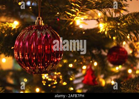 Jolie décoration de Noël rouge sur un arbre de Noël décoré Banque D'Images