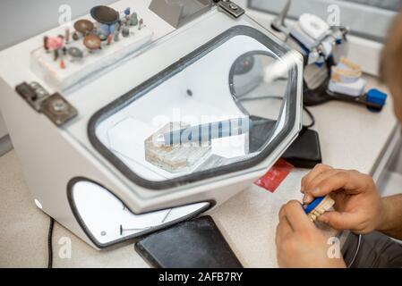 Technicien dentaire travaillant sur le gypse jaw au laboratoire Banque D'Images