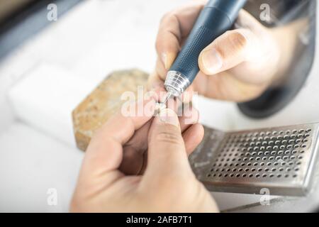 Technicien dentaire implant dentaire couronne de broyage avec bur au laboratoire, close-up view Banque D'Images