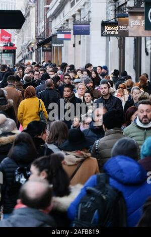 Regent Street, Londres, Royaume-Uni. 14 Décembre, 2019. Shoppers Noël remplir l'extrémité ouest de Londres. Crédit : Matthieu Chattle/Alamy Live News Banque D'Images