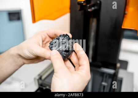 Technicien dentaire retrait jaw modèle à partir d'un imprimante 3D au laboratoire, la modélisation pour la production d'implant Banque D'Images