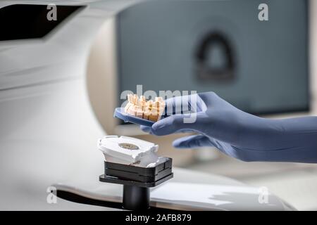 Technicien dentaire de placer dans le modèle de la mâchoire du scanner 3D au laboratoire, close-up Banque D'Images