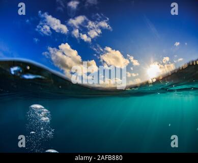 Océan vagues tomber sous le coucher du soleil à Lombok Banque D'Images