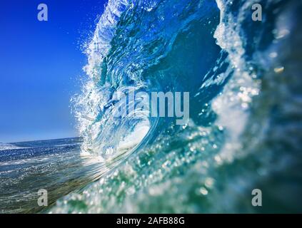 Océan vagues tomber sous le coucher du soleil à Lombok Banque D'Images