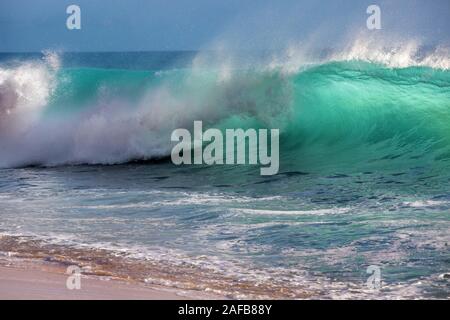 Océan vagues tomber sous le coucher du soleil à Lombok Banque D'Images