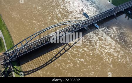 Photo aérienne, vieux pont marteau, pont en arc en acier entre Düsseldorf et Neuss, d'un cargo, Brown, de l'eau du Rhin Rhin, pont du Rhin de fer, t0 Banque D'Images