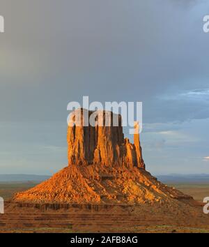 "West Buttes' im Licht letztes bei Gewitter, Monument Valley, Arizona, USA Banque D'Images