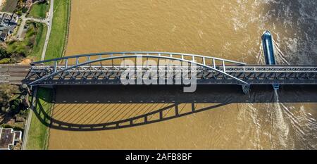 Photo aérienne, vieux pont marteau, pont en arc en acier entre Düsseldorf et Neuss, d'un cargo, Brown, de l'eau du Rhin Rhin, pont du Rhin de fer, t0 Banque D'Images