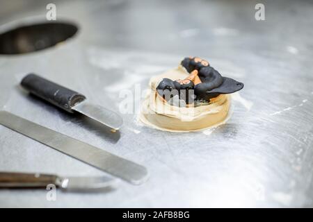 Jaw empreinte sur le séchage sous forme de gypse sur la table en laboratoire, close-up avec des outils de travail dentaire Banque D'Images