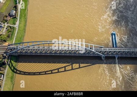 Photo aérienne, vieux pont marteau, pont en arc en acier entre Düsseldorf et Neuss, d'un cargo, Brown, de l'eau du Rhin Rhin, pont du Rhin de fer, t0 Banque D'Images